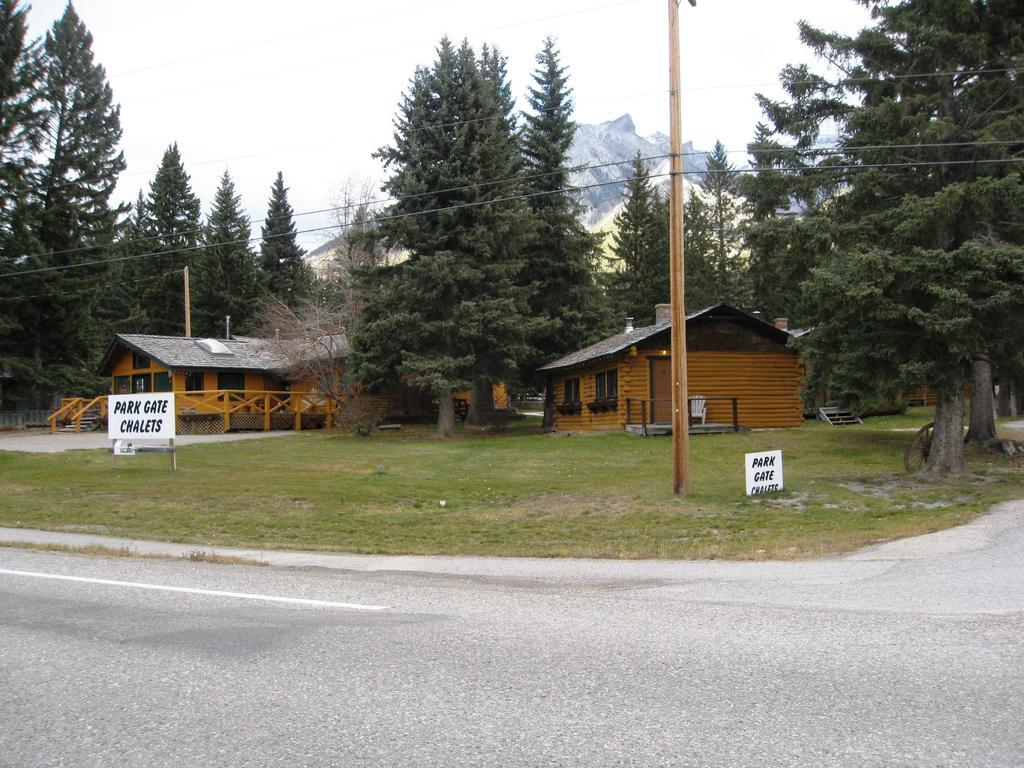 Park Gate Chalets Hotel Canmore Exterior photo